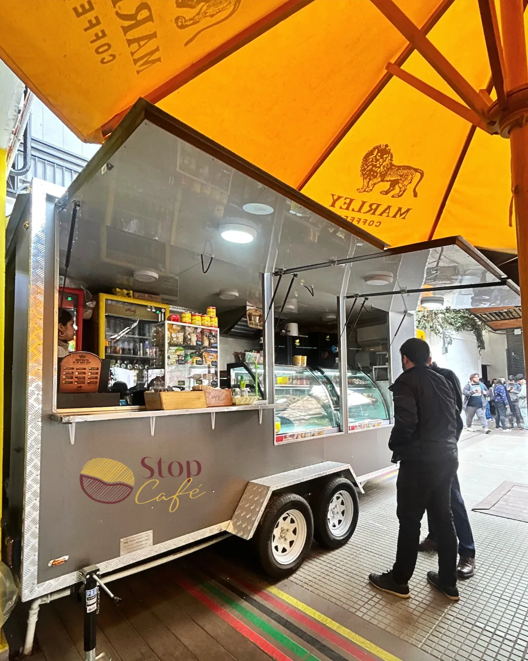 Punto móvil Stop Café atendiendo en el Campus República de la Universidad Andrés Bello