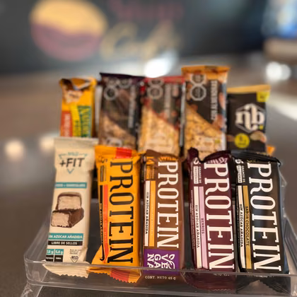 Barras de proteína y snacks altos en fibra.