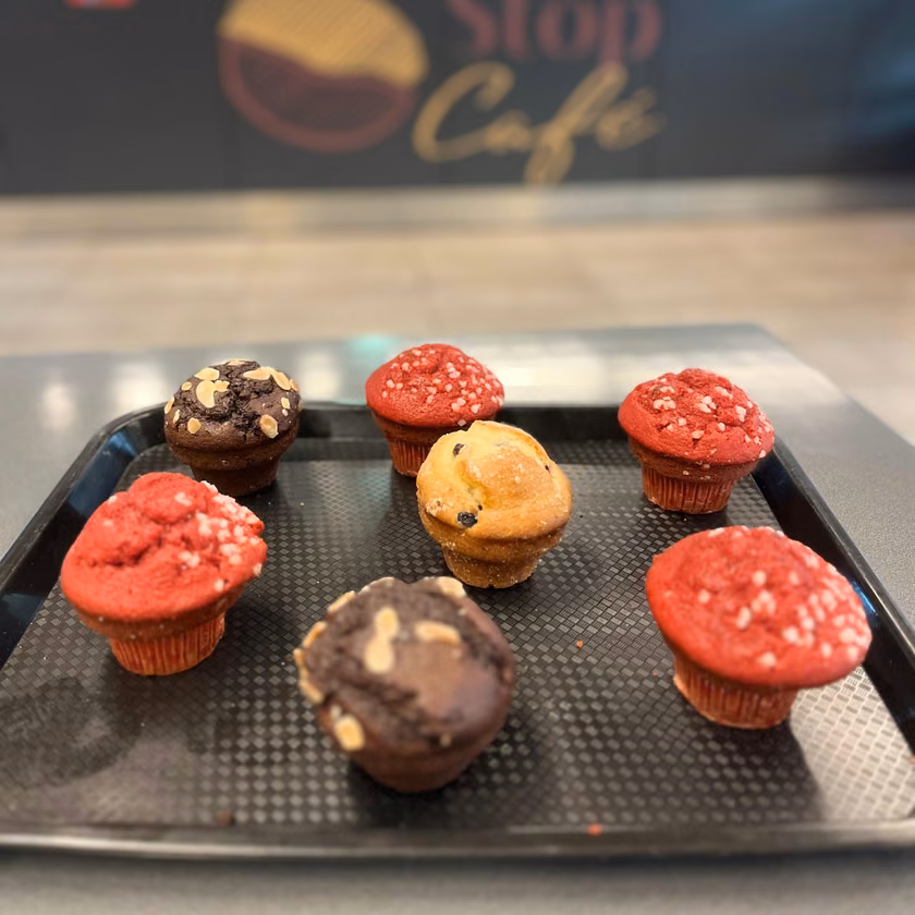 Cupcakes y muffins recién horneados sobre bandeja.