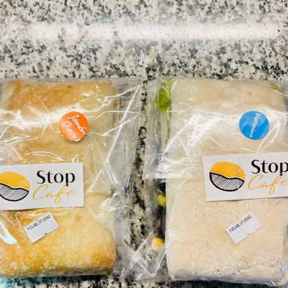 Sándwiches envasados y sellados con la etiqueta de Stop Café.